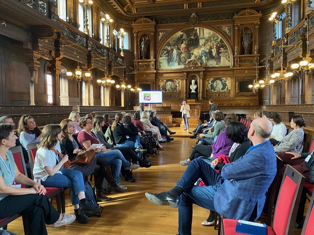 Publikum in einem historischen Festsaal